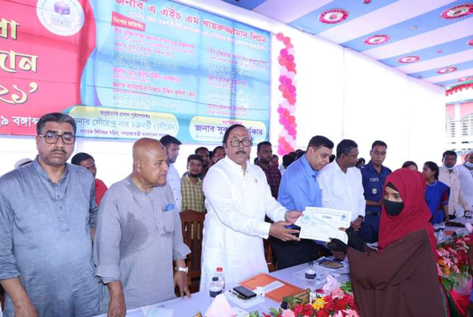 নওগাঁয় শিক্ষাবৃত্তি প্রদান করলেন রাসিক মেয়র খায়রুজ্জামান লিটন