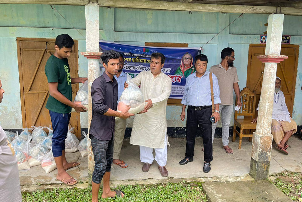 সিলেটের বন্যাকবলিত মানুষের পাশে আফছার খান সাদেক