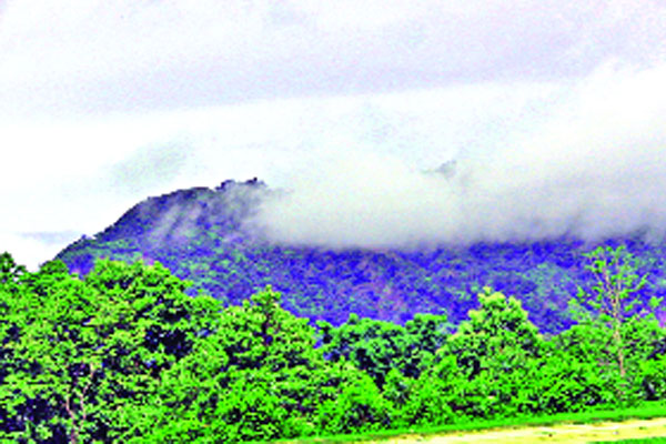 বর্ষায় সেজেছে পাহাড়