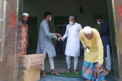 জেলা প্রশাসনের উদ্যোগে মসজিদে মসজিদে মাস্ক বিতরণ