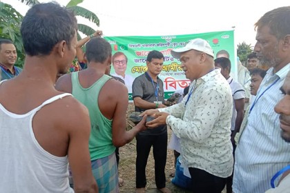 কুড়িগ্রামের বন্যাকবলিত চিলমারীতে জাকের পার্টির ত্রাণ বিতরণ 