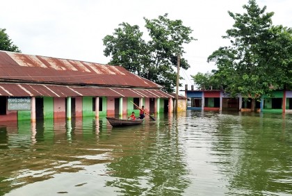 মৌলভীবাজারে হাওর অঞ্চলে বন্যায় চরম দুর্ভোগ