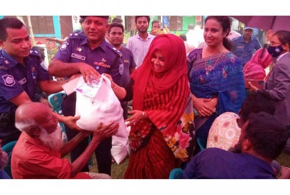 বন্যার্তদের মাঝে ত্রাণ বিতরণ ও শিশু কর্নার উদ্বোধন করলেন পুনাক সভানেত্রী