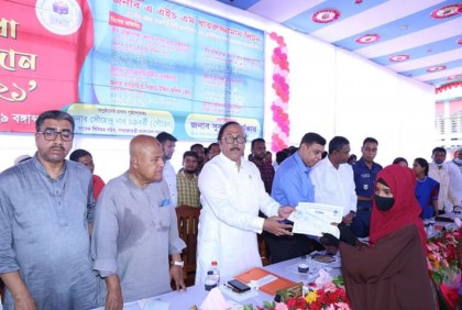 নওগাঁয় শিক্ষাবৃত্তি প্রদান করলেন রাসিক মেয়র খায়রুজ্জামান লিটন
