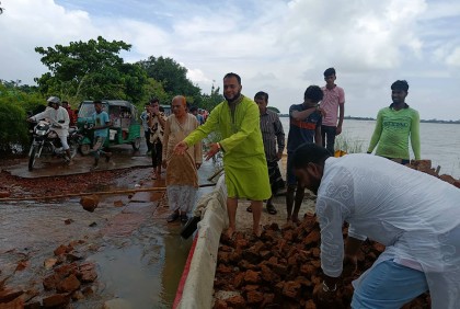 বন্যায় ক্ষতিগ্রস্ত রাস্তা মেরামতে শ্রমিকদের সাথে কাজ করলেন চেয়ারম্যান