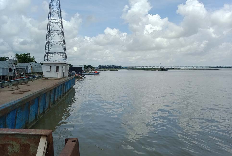 মাঝিকান্দি ফেরিঘাটে আগের সেই ব্যস্ততা নেই 