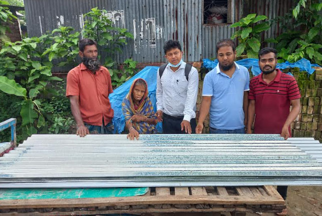 কালিয়াকৈরে অসহায় মহিলাকে টিন বিতরণ