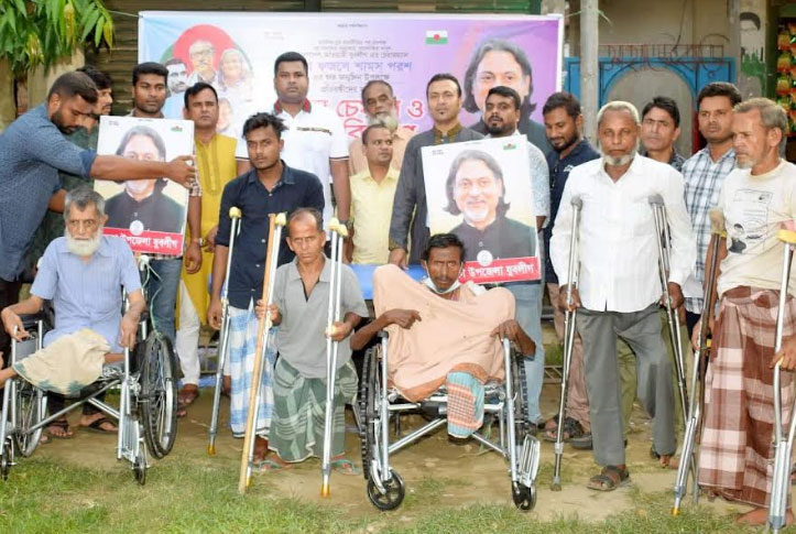 ভালুকায় প্রতিবন্ধীদের মাঝে হুইল চেয়ার বিতরণ
