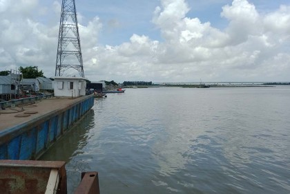 মাঝিকান্দি ফেরিঘাটে আগের সেই ব্যস্ততা নেই 