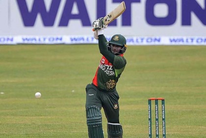 চার উইকেট হারিয়ে চাপে টাইগাররা
