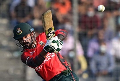 বৃষ্টির বাধায় ম্যাচ কমে এসেছে ১৪ ওভারে