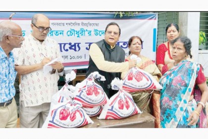 বিশ্বনাথে ড. অরূপরতন চৌধুরীর ত্রাণ বিতরণ