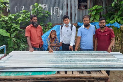 কালিয়াকৈরে অসহায় মহিলাকে টিন বিতরণ