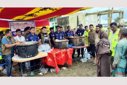 সিলেটে পুলিশ দেখলেই ছুটে আসে মানুষ