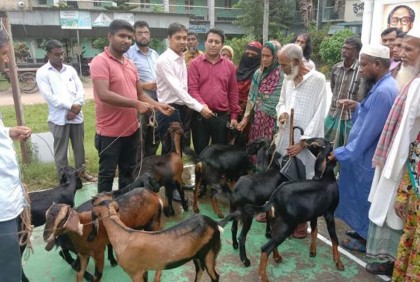 বোয়ালমারীতে ১০ ভিক্ষুক পেলেন ১০ ছাগল