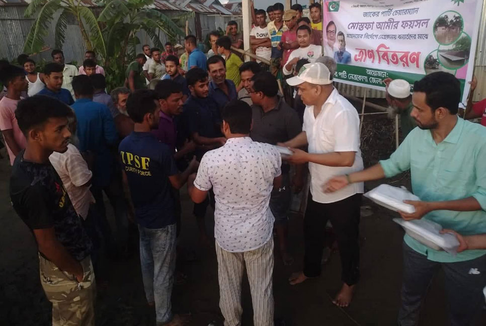 নেত্রকোনায় বন্যাকবলিতদের মাঝে জাকের পার্টির ত্রাণ বিতরণ 