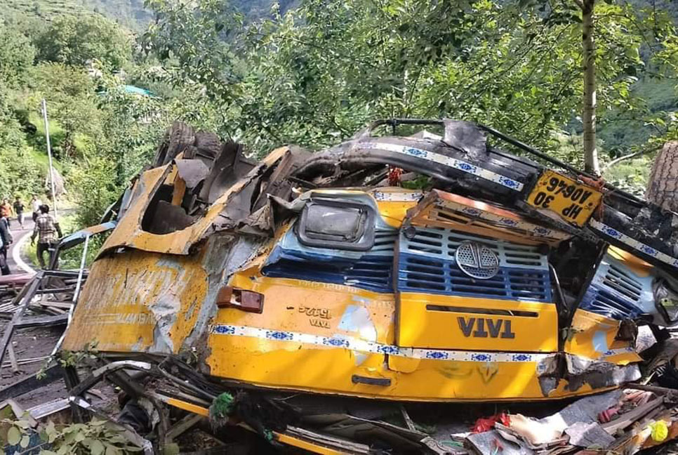 ভারতের হিমাচলে বাস খাদে পড়ে শিক্ষার্থীসহ নিহত ১৬