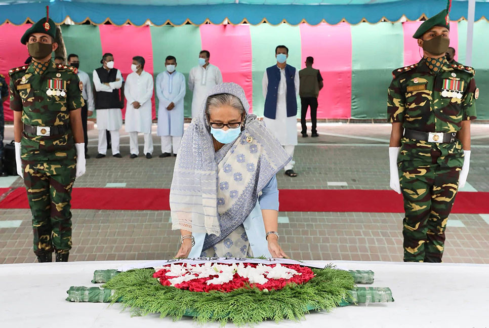 বঙ্গবন্ধুর সমাধিতে শ্রদ্ধা নিবেদন করলেন প্রধানমন্ত্রী