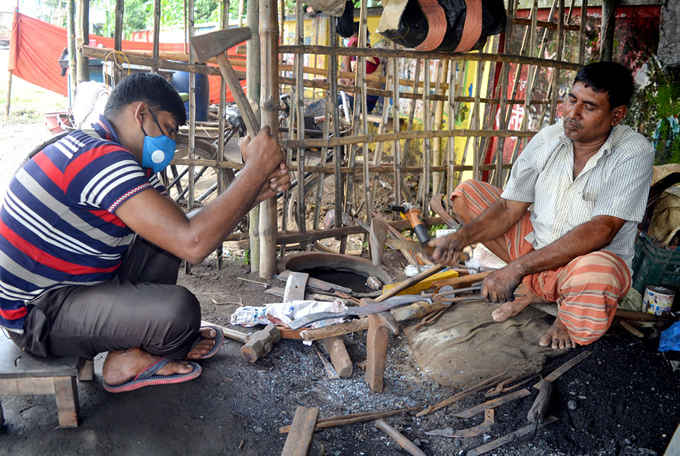 বগুড়ায় বিক্রি বেড়েছে দা-ছুরির