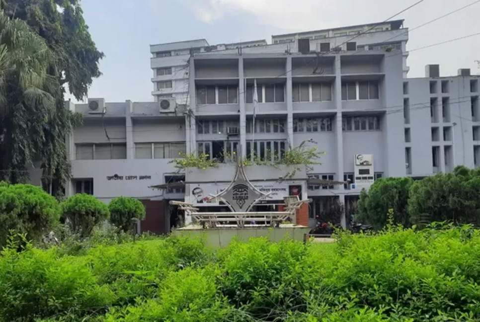 জাতীয় প্রেসক্লাবের সামনে গায়ে আগুন দিয়ে আত্মহত্যার চেষ্টা

