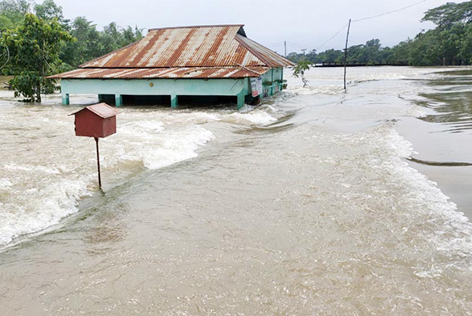সিলেটে ধীর গতিতে নামছে বন্যার পানি, মানুষের দুর্ভোগ