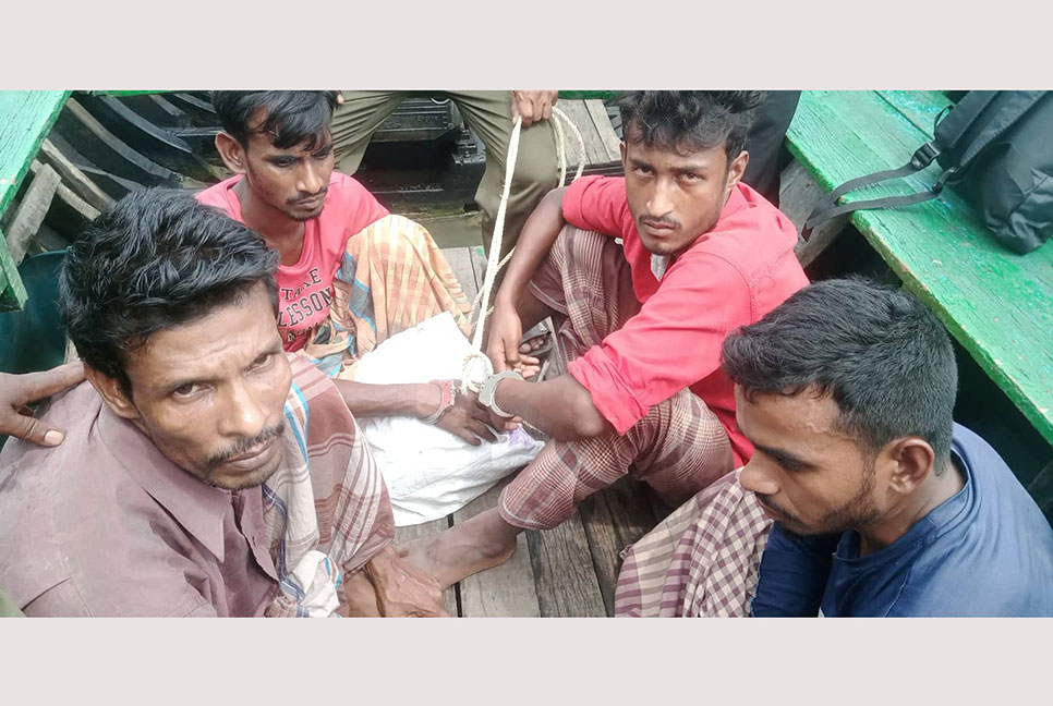 সুন্দরবন থেকে ফাঁদ ও ট্রলারসহ ৪ হরিণ শিকারি আটক