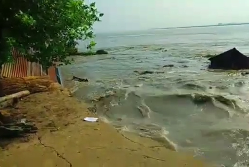 পানি বাড়ায় ফের আতঙ্কে যমুনা পাড়ের মানুষ