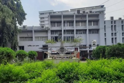 জাতীয় প্রেসক্লাবের সামনে গায়ে আগুন দিয়ে আত্মহত্যার চেষ্টা

