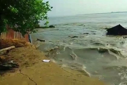 পানি বাড়ায় ফের আতঙ্কে যমুনা পাড়ের মানুষ