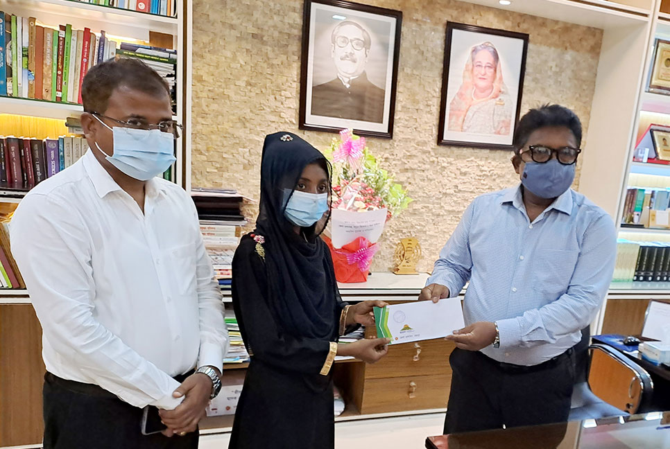 সেই মমতার পাশে বগুড়া জেলা প্রশাসক