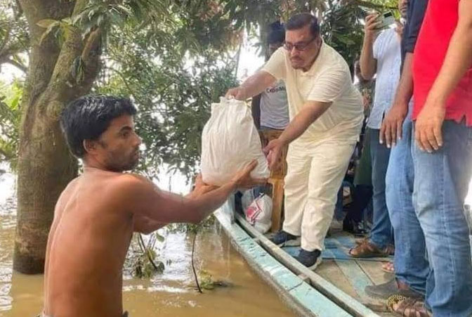 বানভাসিদের মাঝে ত্রাণ বিতরণ