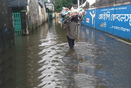 সিলেটে কাটছে না মানুষের দুর্ভোগ

