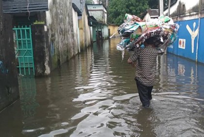 সিলেটে ধীরগতিতে নামছে বন্যার পানি, কাটছে না মানুষের দুর্ভোগ 