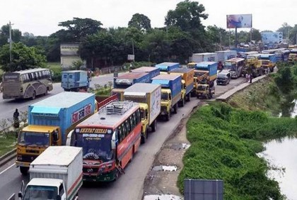 ঢাকা-টাঙ্গাইল মহাসড়কে যানবাহনের ধীরগতি