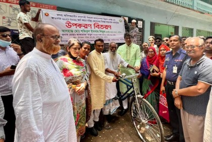 
নাটোরে অনুদানের চেক বিতরণ