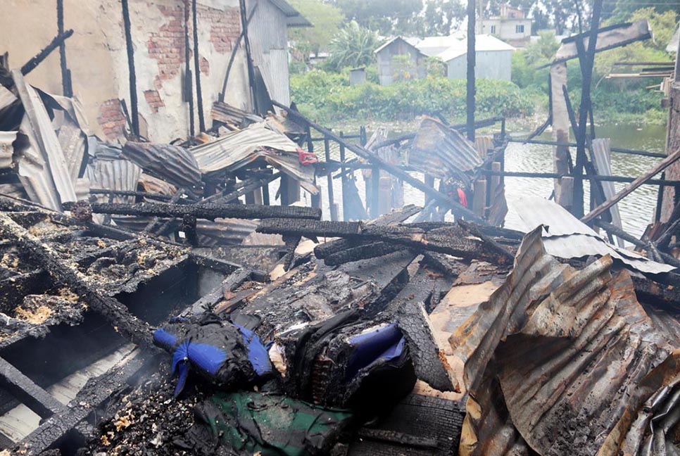 কোটালীপাড়ায় আগুনে ৩ দোকান পুড়ে ছাই