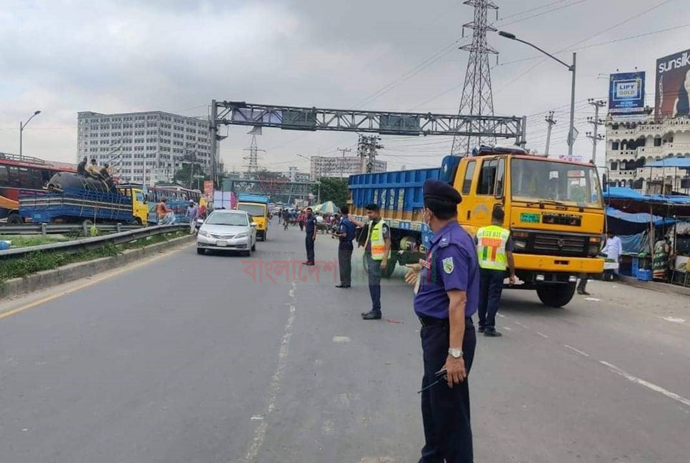 ঈদে ঘরমুখো মানুষের ভোগান্তি লাঘবে মাঠে হাইওয়ে পুলিশ