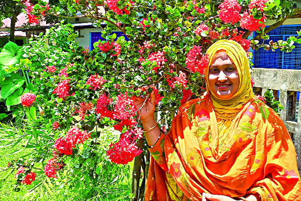 আঙিনায় শত রকম ফুল ফল