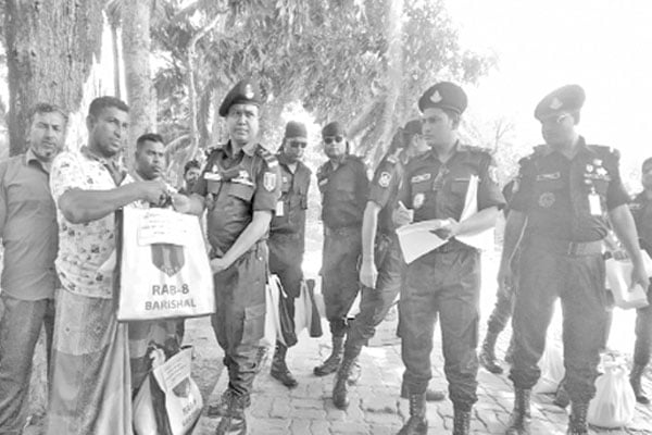 আত্মসমর্পণকারীরা পেলেন র্যাবের উপহার