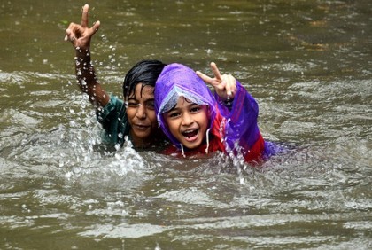 বৃষ্টিতে স্থবির মুম্বাই