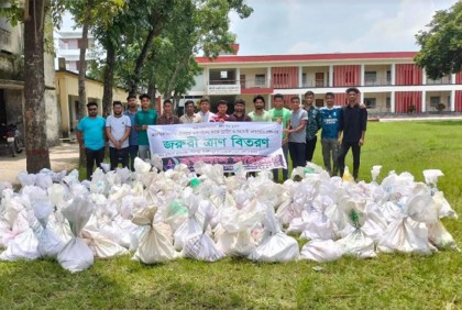 কিশোরগঞ্জে বন্যার্তদের মাঝে রক্তদান সমিতির ত্রাণ বিতরণ