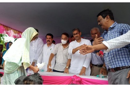 সুনামগঞ্জে বন্যা দুর্গতদের মাঝে বিএনপির ত্রাণ বিতরণ