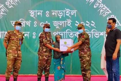 নড়াইলে দুস্থ মানুষের মাঝে সেনাবাহিনীর ঈদ উপহার প্রদান