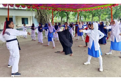 দিনাজপুরে নারীদের আত্মরক্ষার 
কৌশল বিষয়ক প্রশিক্ষণ 