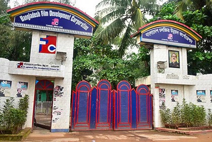 বাণিজ্যিক সিনেমায় অনুদান বন্ধের দাবির প্রতিবাদে পুরো চলচ্চিত্র পরিবার