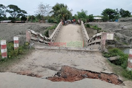 নদী খননে আশাশুনি-বাঁকড়া ব্রিজ ভেঙে নদী গর্ভে, দুর্ভোগে জনসাধারণ