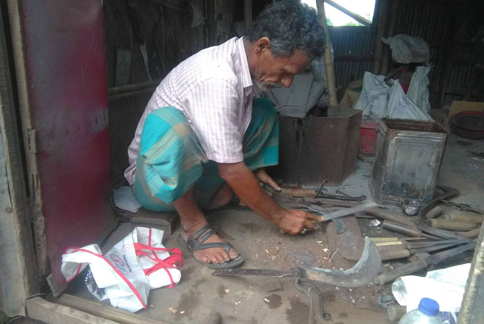 ঈদ উপলক্ষে ব্যস্ততা বেড়েছে কামারপাড়ায়
