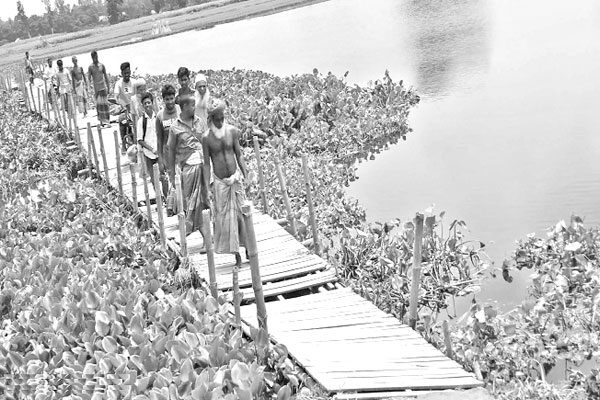 ব্রিজের অভাবে দুর্ভোগে সাত গ্রামের মানুষ