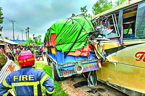 ট্রাকের ওপর উঠে যায় একটি যাত্রীবাহী বাস