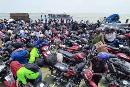মোটরসাইকেল নিয়ে বিব্রত পুলিশ